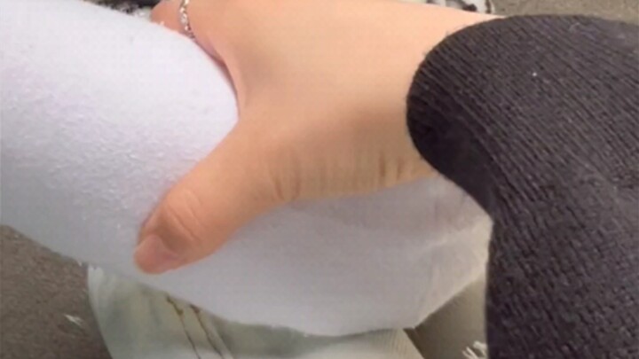【Winter Pomelo】Do you guys ever play with your best friend’s feet? I sure don’t.