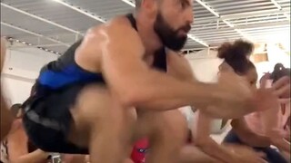 蹦床健身训练营，看得整个人都燃起来了，不知道减肥效果如何？