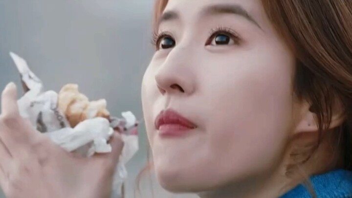 Looking at them, I seem to see a reflection of Huang Yimei in real life.