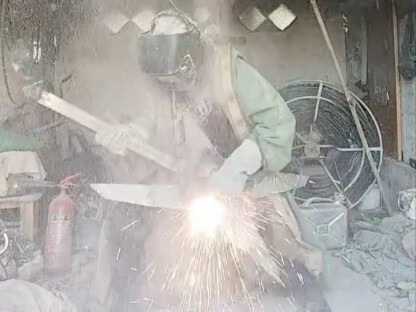 عندما تعزف على الغيتار الكهربائي الحقيقي، تتطاير الشرارات