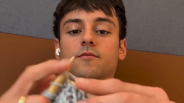 Daley Merajut Sweater Setelah Menyelam