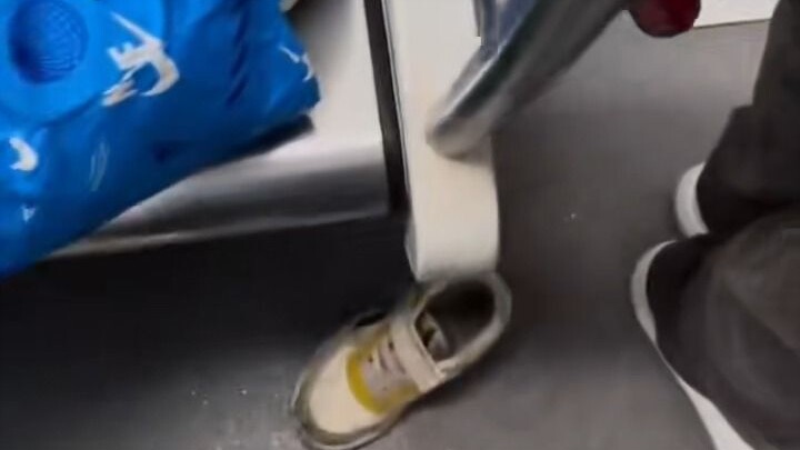 Sepatunya terinjak dan terlempar dari kereta bawah tanah!