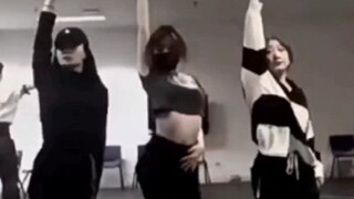 是性感甜美欣，救命是谁说她跳舞不好早期练习室了解一下，明明业务能力超强好吧！参加青你也从来没有拖后腿还被夸奖到底是谁传出来说她跳的不好的。