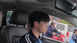 Một học sinh trung học đang lái xe về nhà thì đâm phải giáo viên của mình đang đi xe đạp điện...