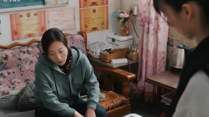 เด็กสาวโดดเรียนไปทำงานพิเศษเพียงเพื่อหาเงิน จนเกิดการทะเลาะกับแม่ครั้งใหญ่