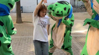 Green Frog: I'm wearing chicken claw shoes tonight and I'm going to compete with you downstairs
