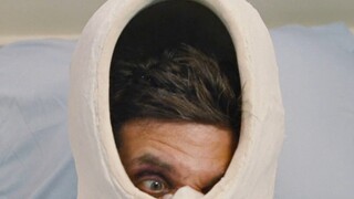 男人藏在石膏里躲避杀手