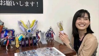 "Seperti yang diharapkan darimu, kamu sudah berfoto dengan Tiga." Dynas, apa kamu benar-benar menyuk