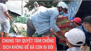 Những phần rau củ đầy ý nghĩa của bà con vùng ngoài trao cho bà con trong vùng cách ly