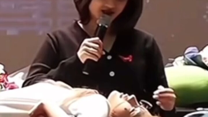 أوه… يدا جيهيو المرتبكتان ونظرتها المتفادِية