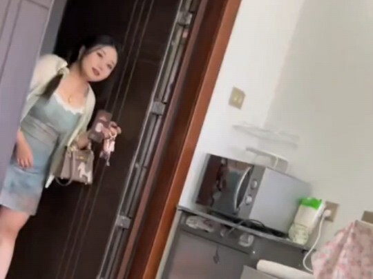 Kakak perempuan pemilik rumah sampai meneteskan air liur yang tak terkendali!!!!