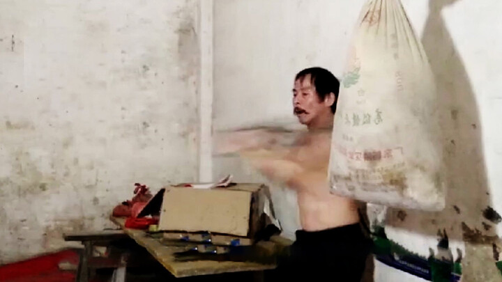 Hung Gar Fist master demonstrates his skill