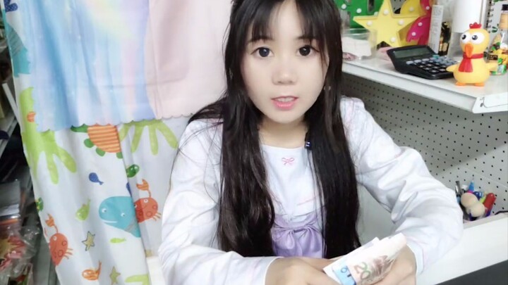 كسبت 10 يوانات فقط في يوم افتتاح المحل، فقررت أكافئ نفسي وأتناول وجبة فو شي فن بـ24 يوانًا.