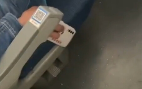 رجل مقرف يلتقط صورًا خفية تحت التنورة