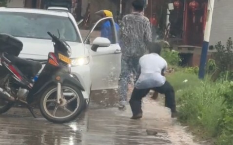 Ngakak nggak karuan, pengemudi sepeda motor disiram air oleh pengemudi mobil putih; abang itu melaku