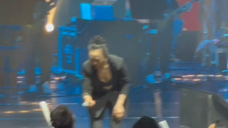 معجبو هوانغ تشي شان يتفاعلون بالغناء مفاجئين الحضور @ داي بэي ني