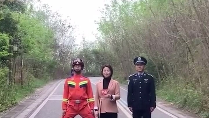 Petugas pemadam kebakaran harus melakukan split saat syuting video karena terlalu tinggi.