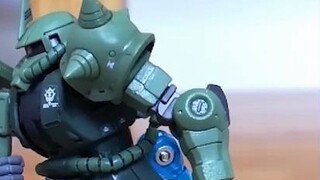 Animasi stop motion Zaku berjalan pelan