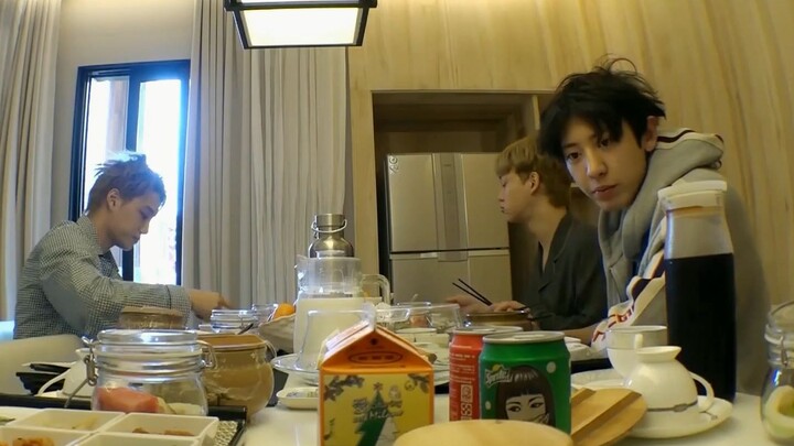 [EXO] ไม่แต่งหน้า นอนชุดนอน ผมยุ่งๆ EXO คนละแบบ