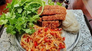 ส้มตำปลาร้าหมูกรอบ Spicy papaya Salad With Crispy Pork