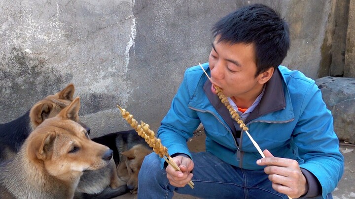 Hua Nong Brothers: It’s bug-eating season again—toss ’em with some cumin, throw ’em on the grill, an