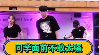 Cheng Hanbin, 17 tuổi, một học sinh trung học với mái tóc cắt bát úp, biểu diễn trên phố theo phong 