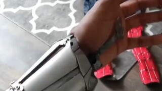 Saya membelikannya Spider-Man yang asli setelah selesai.