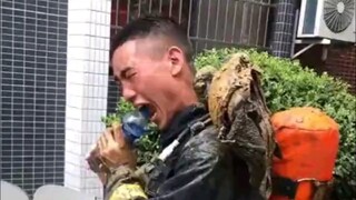Heartbreaking! Fire breaks out in hot pot seasoning processing workshop; firefighters repeatedly rin