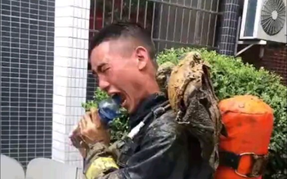 Heartbreaking! Fire breaks out in hot pot seasoning processing workshop; firefighters repeatedly rin