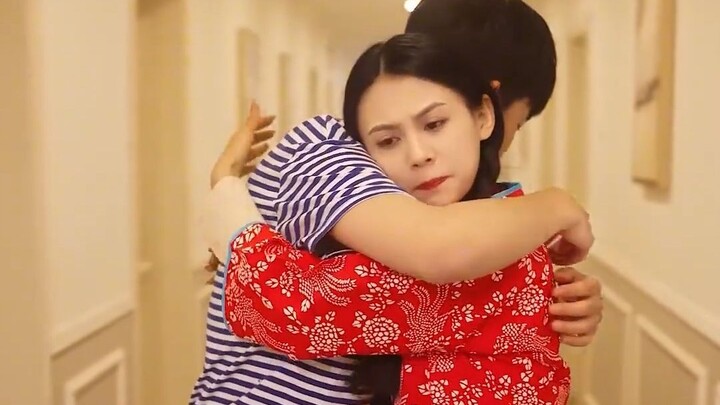 Nữ anh hùng Đức Mẹ Đồng Trinh có cuộc đời bi thảm, bi kịch quá mức bi thảm. Người tốt luôn bị kẻ xấu