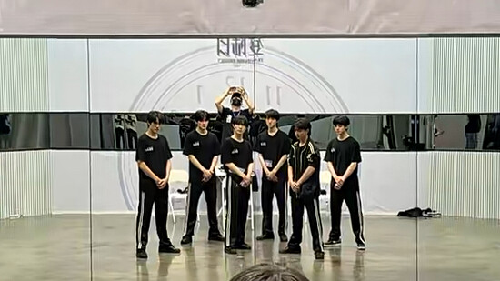 ستة في واحد «سموثي» نسخة استوديو التدريب بدون لقطات كاميرا، جعلتني أستمتع كثيرًا بالمشاهدة