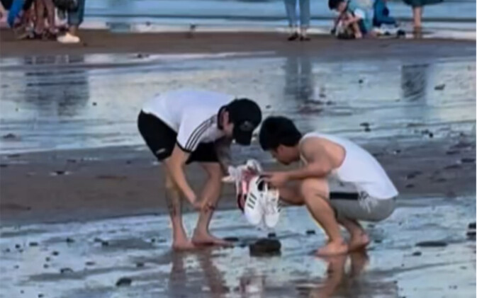 [Jae­van Park] Fans ran into him at the Qingdao seaside, and he was even picking up crabs—haha!