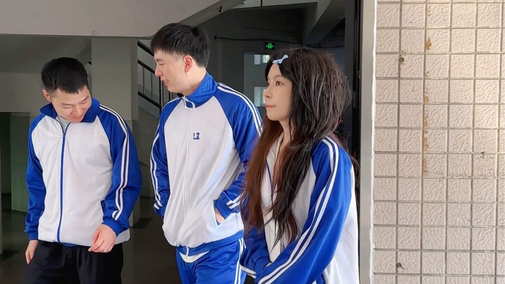 ركضت في جميع أنحاء مبنى المدرسة فقط لخلق لقاء عشوائي