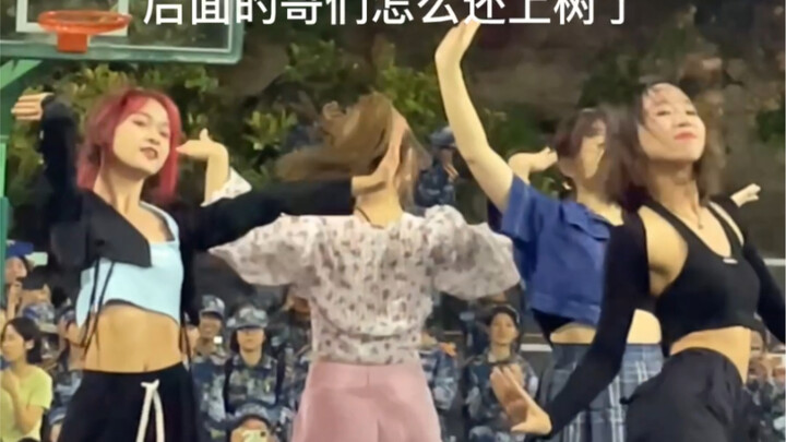 【Pink Venom】Jennie's military training roadshow (while dancing, the buttons of her clothes came undo