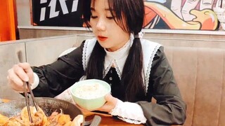 Sepupu perempuan saya ketahuan menyembunyikan buku kecil X, dia memaksaku…… untuk mentraktir makan.