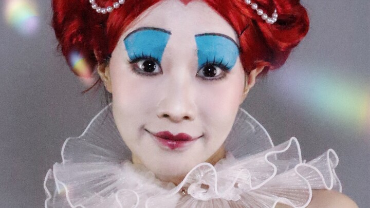 Lớp trang điểm giả của Nữ hoàng Đỏ thực sự khá dễ thương