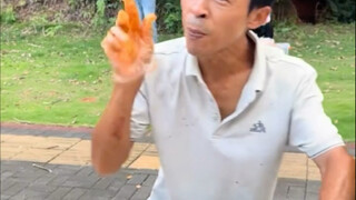 真的很心酸 他太辛苦了！老实本分又淳朴的底层老百姓，瘦小的一个人就这样一直忙到天黑，来不及吃饭