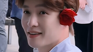 إهداؤه وردة واحدة تمامًا