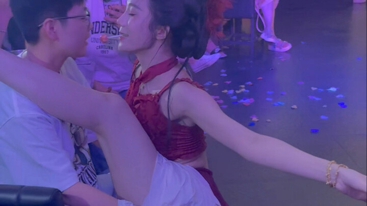 قلت إنني أحب أن أراها ترقص رقصة قديمة مبهجة، فرقصت لي أغنية "عفني من معاناة التسويف". كانت سعيدة جدً