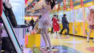 Silky suspender skirt, double ponytail girl dances big pendulum punt hon super cool