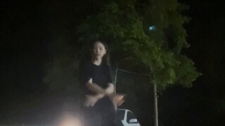 Tentang saya, saya meminta orang yang lewat untuk menyalakan lampu depan mereka untuk menari untuk s