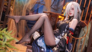 Xiantian Shenhe cosplays as the Holy Body?