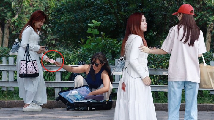 “Sis, we’ll follow behind you!” When a girl’s skirt got stained during her period, everyone’s kindne