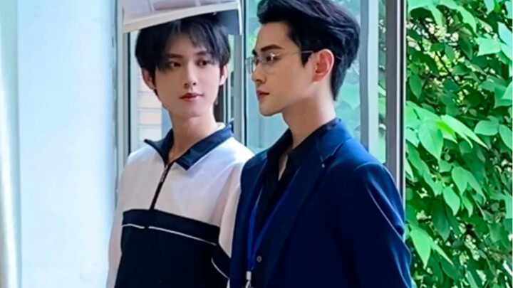 "Thằng nhóc hư, phạt đứng cũng cần có người kèm"