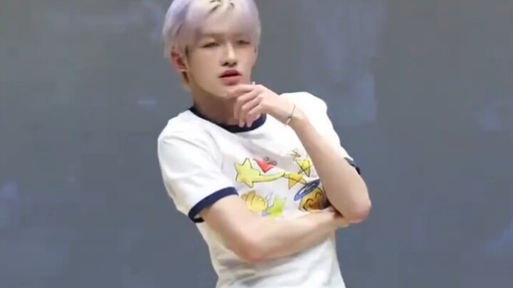 女团舞能不能都在他身上过一遍!!男爱豆跳女团舞的正确态度 炽eat it up cha