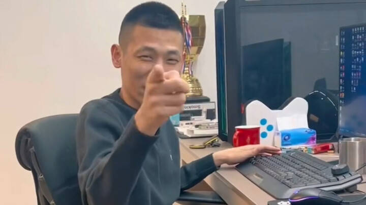 Bao Ge: From now on, I’ll be live-streaming for a whole month straight—and I won’t be late! I’m goin