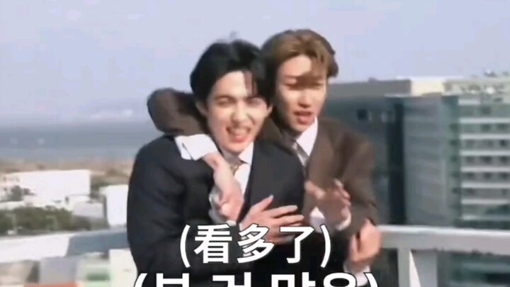 Đã bảo đừng lại gần mà đồng đội thật sự lùi lại, người này đừng quá yêu!