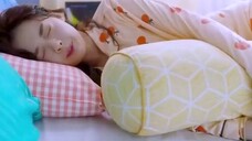 女孩子夹着抱枕做春梦!该洗抱枕了