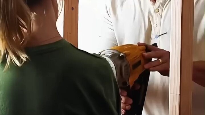 Tuyệt đối không được hướng súng bắn đinh vào người mình
