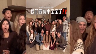 在合影的时候，突然告诉朋友们怀孕的事情，结果每个人都变成了行走的表情包